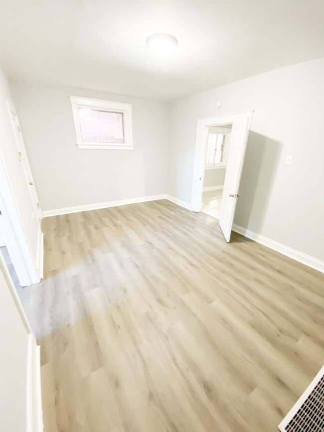 Building Photo - Spacious 2 bed 1 bath just south of Cherokee