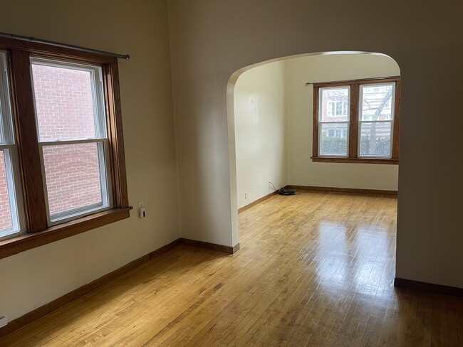 Building Photo - 2622 N Greenview Ave