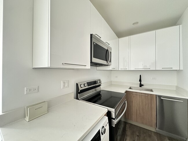 Building Photo - 941 W Carmen Ave