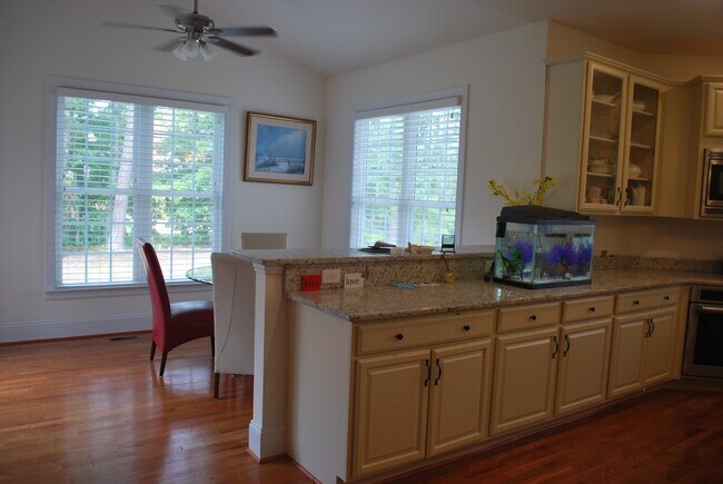 Foto del edificio - -- STUNNING EXECUTIVE 5 BED 5 BATH HOME IN...