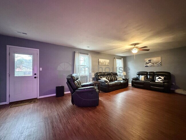 Foto del edificio - 4824 Kennebeck Ave