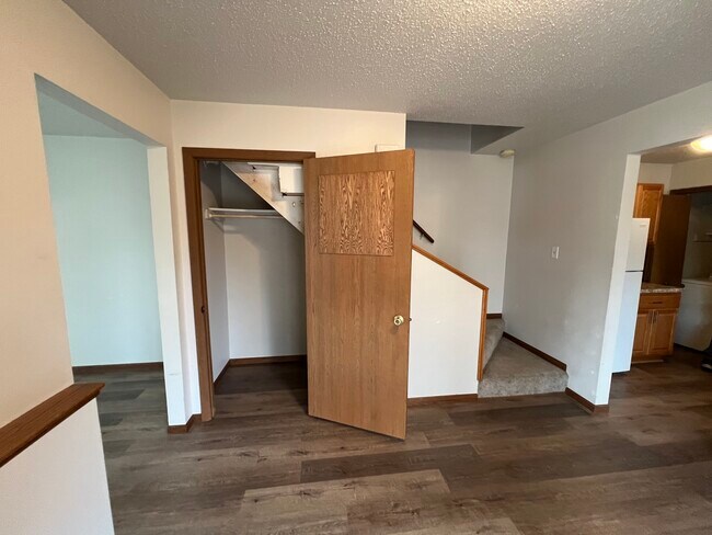 Escaleras/Armario - 2000 Miller St