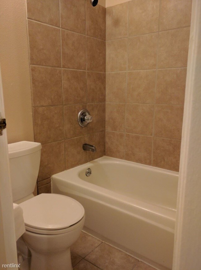 Building Photo - 501 Golden Cir