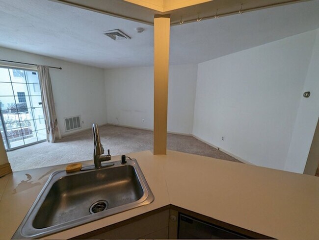 Foto del edificio - 2 Bed 1 Bath Second Floor Corner Unit
