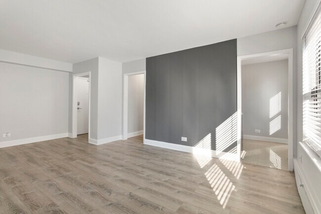 Building Photo - 5858 N Sheridan Rd