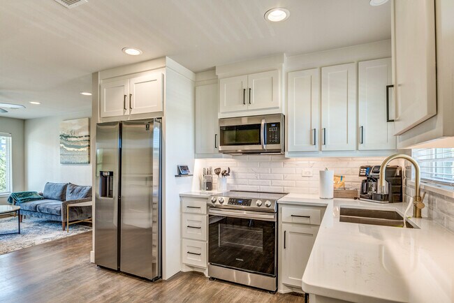 Stainless steel appliances and quartz countertops! - 2122 Tucker St