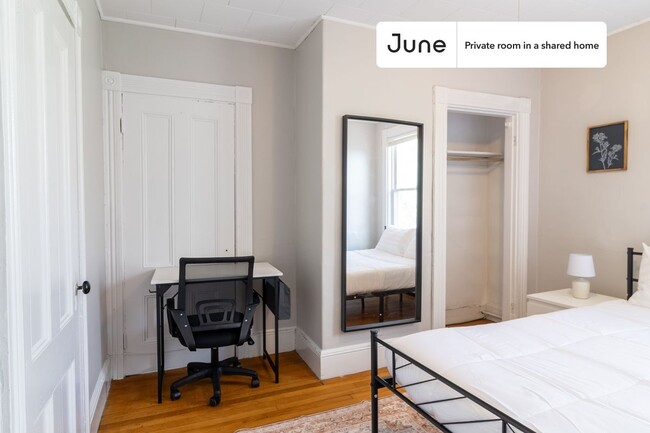 Foto del edificio - Private bedroom in 4 bed/1 bath Home