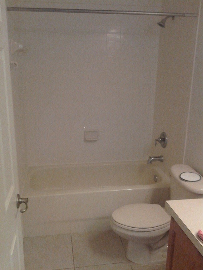 Building Photo - "Charming 3 Bed, 2.5 Bath Rental in Riverv...