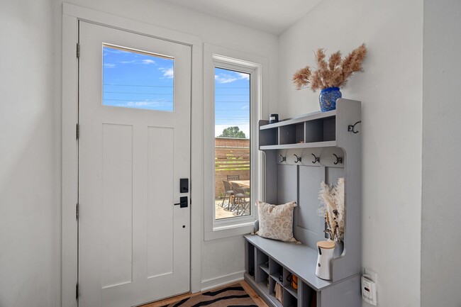 Building Photo - 3 bedroom modern townhome