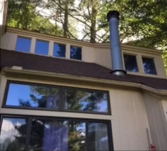 Foto del edificio - 196 Trout Pond Ln