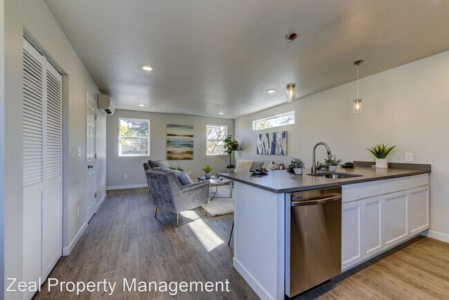 Building Photo - 1 br, 1.5 bath House - 302 E Chester Street B
