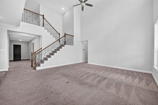 Building Photo - 24419 Avanti Dr