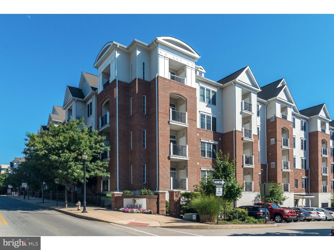 Primary Photo - 300 W Elm St