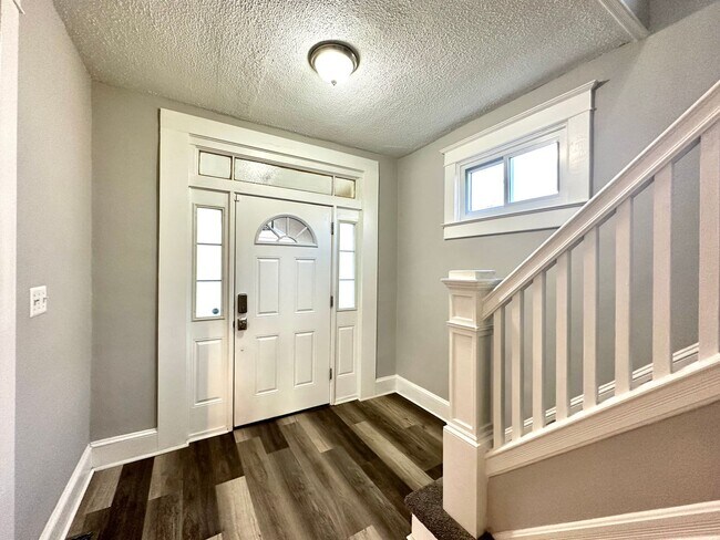 Foto del edificio - Charming Renovated 3Bedrooom Detached Home...