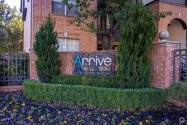 Building Photo - Arrive on University