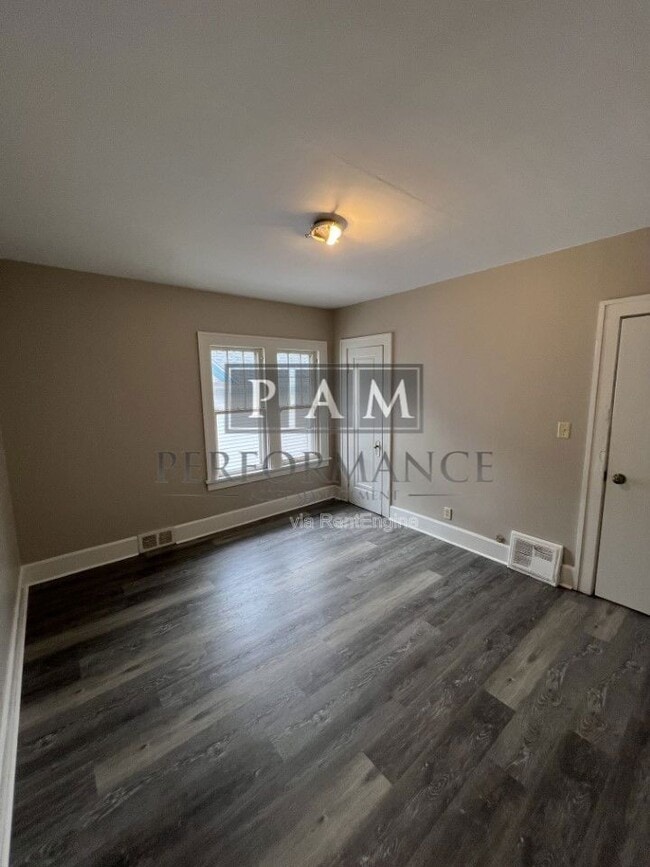 Building Photo - 1213 Superior St