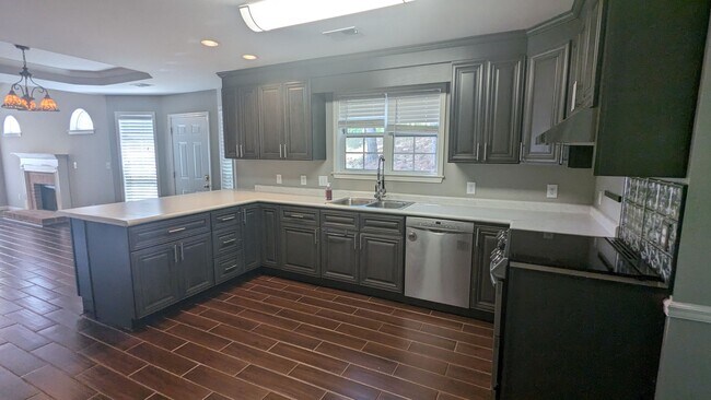 Building Photo - 2 Bed 2 Bath End Unit In Quiet Subdivision