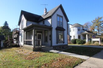 Building Photo - 19 W Crystal Lake Ave