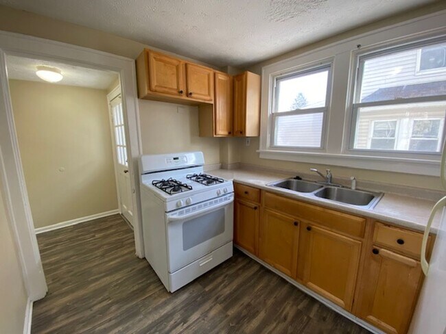 Foto del edificio - Classic 3-Bed Home with Covered Porch & Off-Street Parking