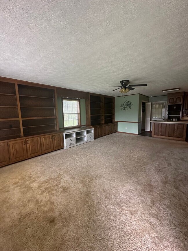 Building Photo - 3 Bed/1.5 Bath Brick Home