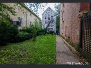 Building Photo - 2243 S Sawyer Ave