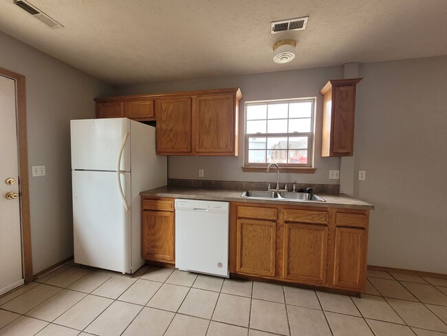 Building Photo - Large Duplex with 2 Bedrooms 2 Bathrooms a...