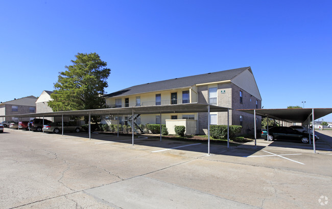 Building Photo - Carlyle Place