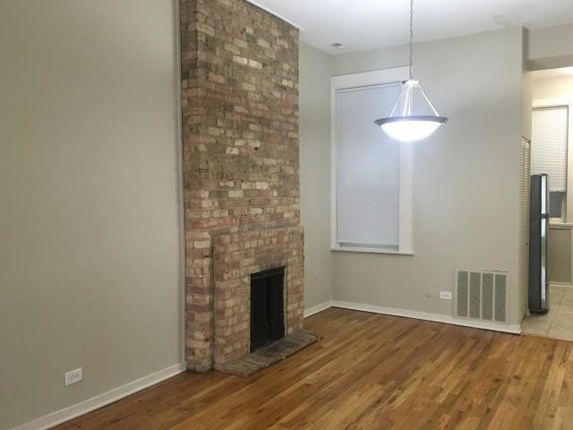 Chimenea de ladrillo a la vista - 2300 N Clark