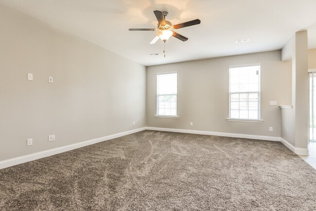 Foto del edificio - 128 Outwater Ridge Dr