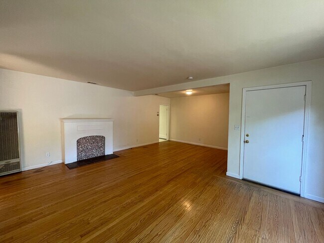 Foto del edificio - Charming 3-Bedroom, 1-Bathroom Home for Re...
