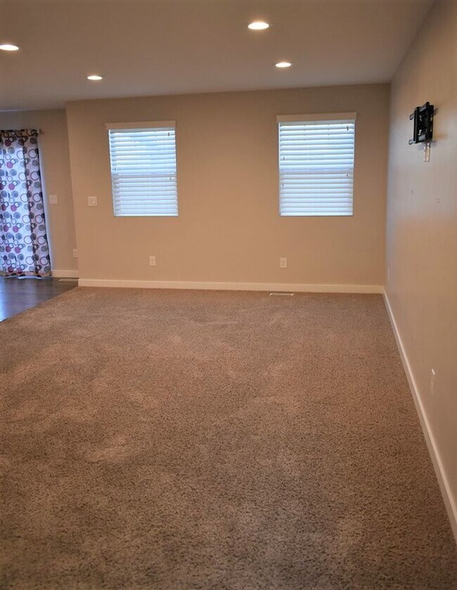 Building Photo - Spacious 3 Bedroom Townhome in Herriman Co...