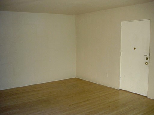 Building Photo - One Bed One Bath Close to Campus!