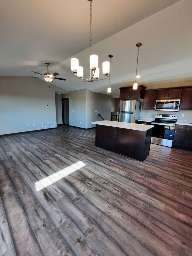 Foto del edificio - 4 BED | 3 BATH | SINGLE-FAMILY | DOUBLE GA...