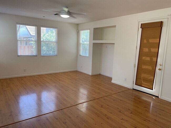 Foto del edificio - Beautiful 3 Bedroom, 2.5 Brentwood Home