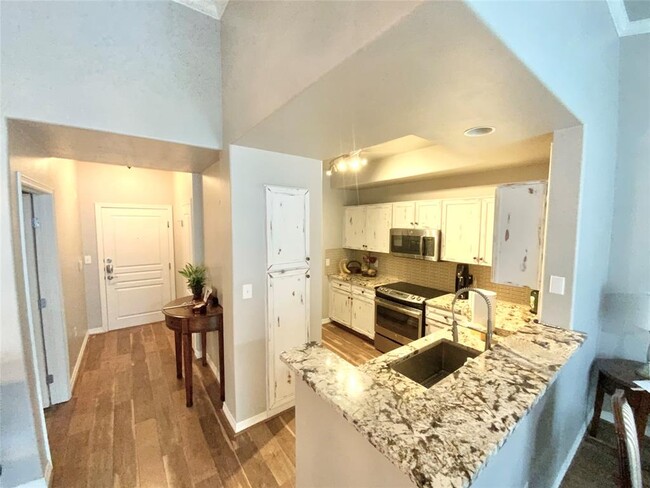 Building Photo - 330 E Las Colinas Blvd