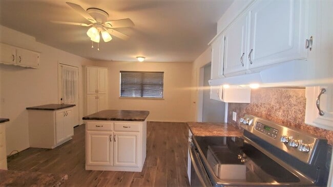 Foto del edificio - Super 3 Bed 2 Bath 2 Car Garage in Rolling...