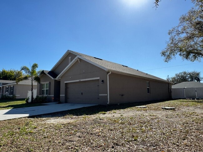 Building Photo - STUNNING 4 Bedroom, 2 Bathroom Home in PORT MALABAR with WASHER and DRYER INCLUDED!!!