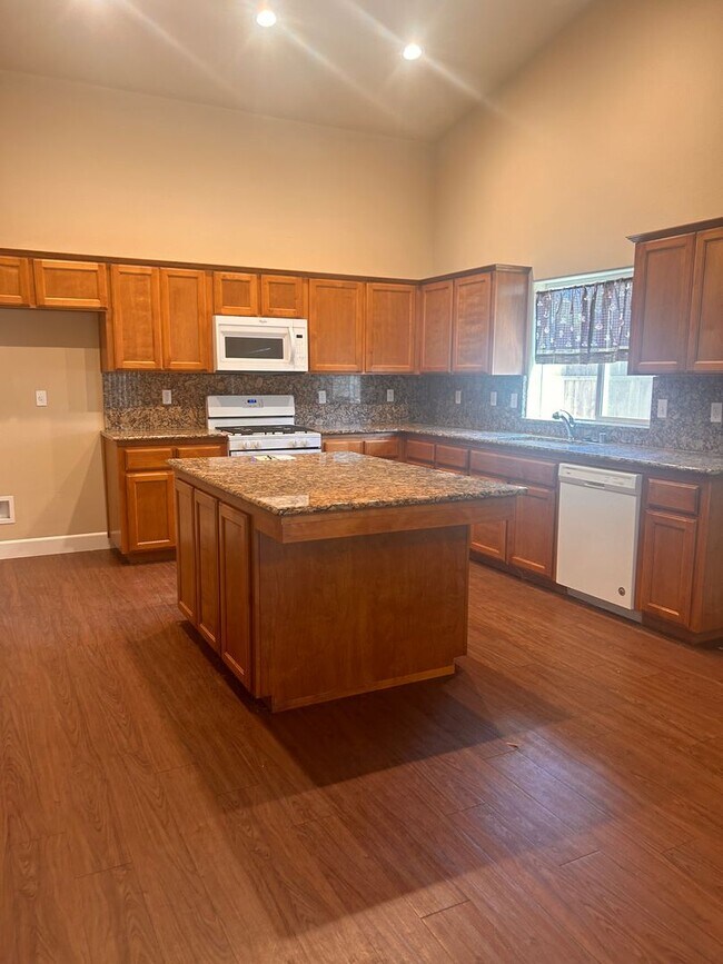Foto del edificio - Great home for rent in Lindsay
