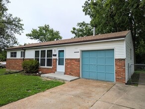 Building Photo - 10 Capri Dr