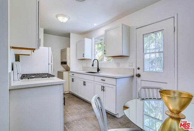 Foto del edificio - 459 E Avenida Olancha