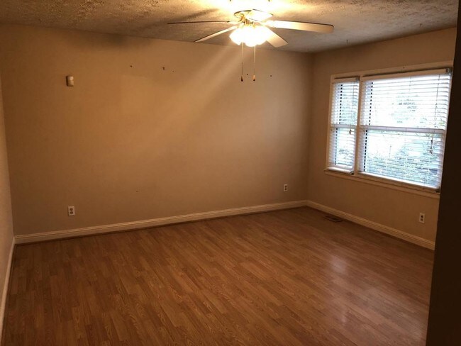 Building Photo - 3379 Greentree Rd