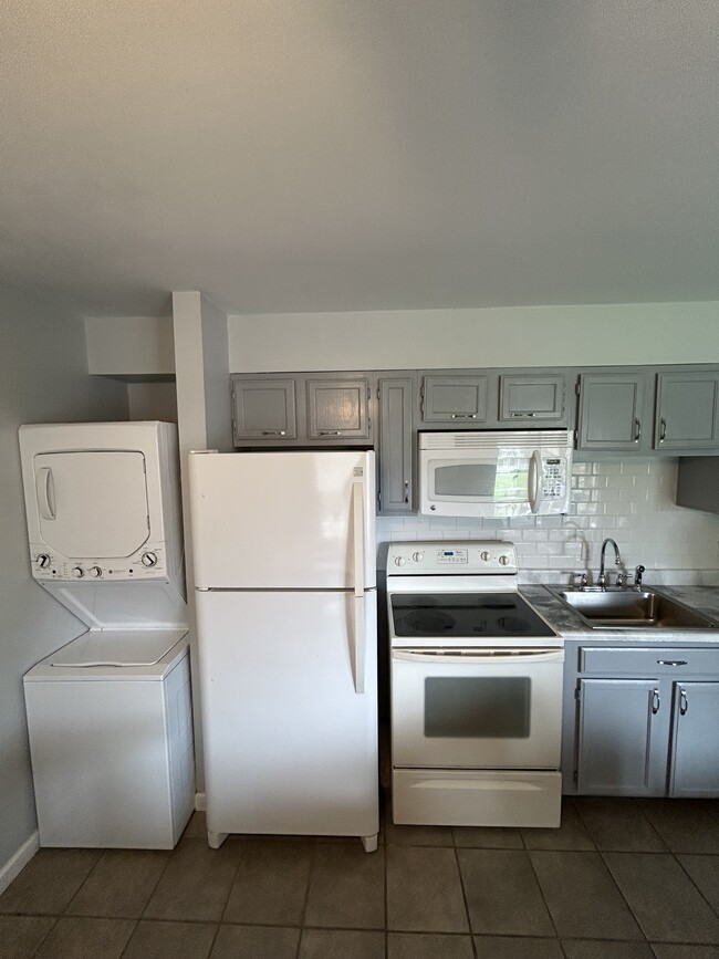 Building Photo - 28 Fall Creek Dr
