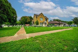 Building Photo - 902 S Oak Cliff Blvd