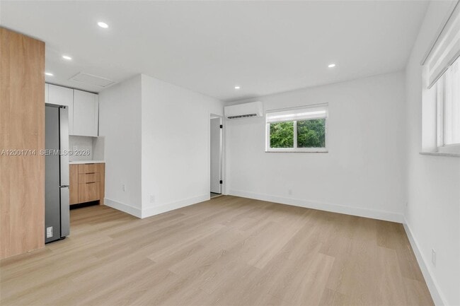 Building Photo - 1611 NE 50th Ct