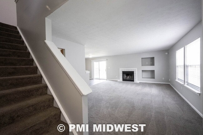 Building Photo - Great 3 Bedroom 2.5 Bathroom Home on the upper east side of Indy!