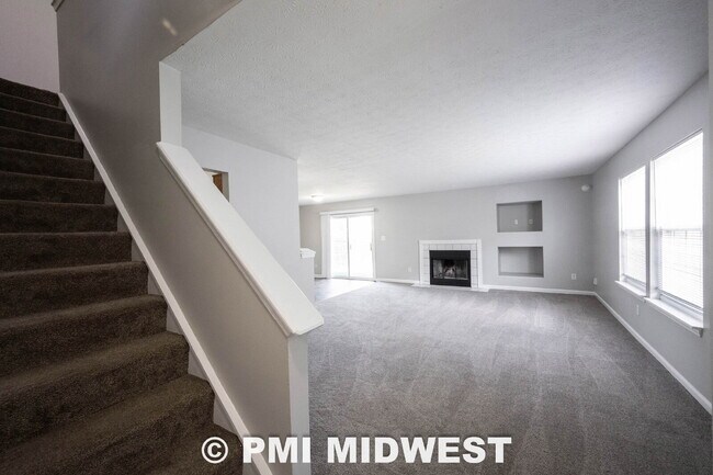 Foto del edificio - Great 3 Bedroom 2.5 Bathroom Home on the upper east side of Indy!