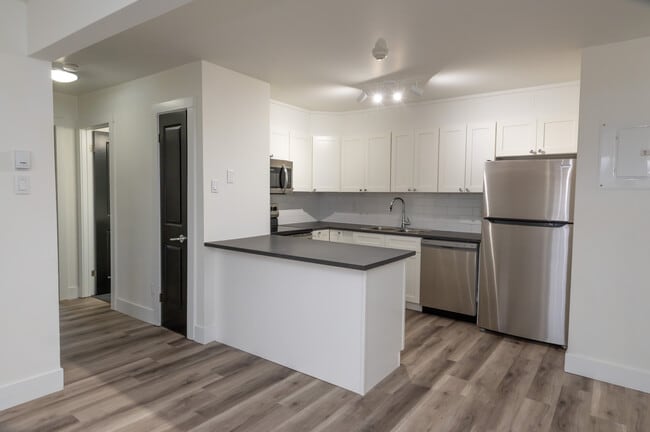 Building Photo - Fully Renovated Unit Available Now!