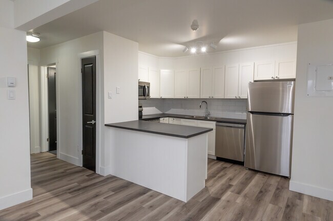 Photo du bâtiment - Fully Renovated Unit Available Now!
