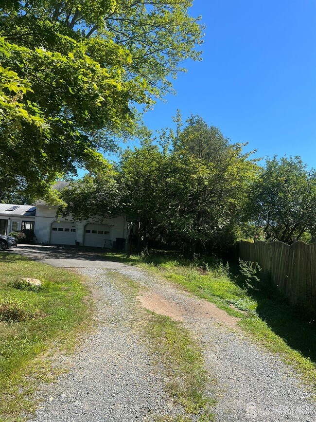 Foto del edificio - 265 Friendship Rd