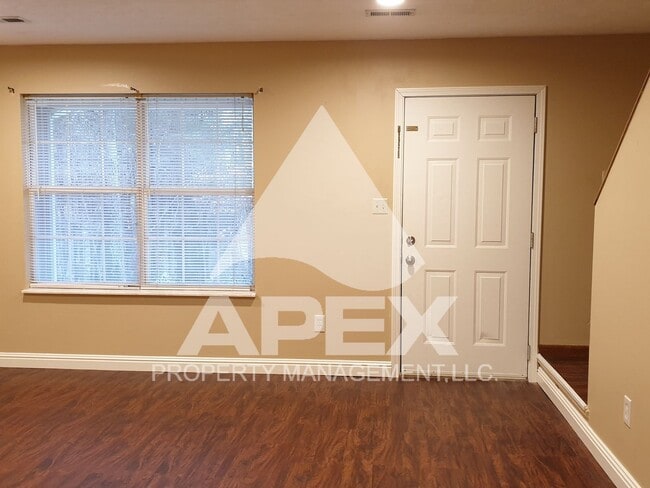 Building Photo - Spacious 2 Bd 1.5 Ba Townhouse in Halls!